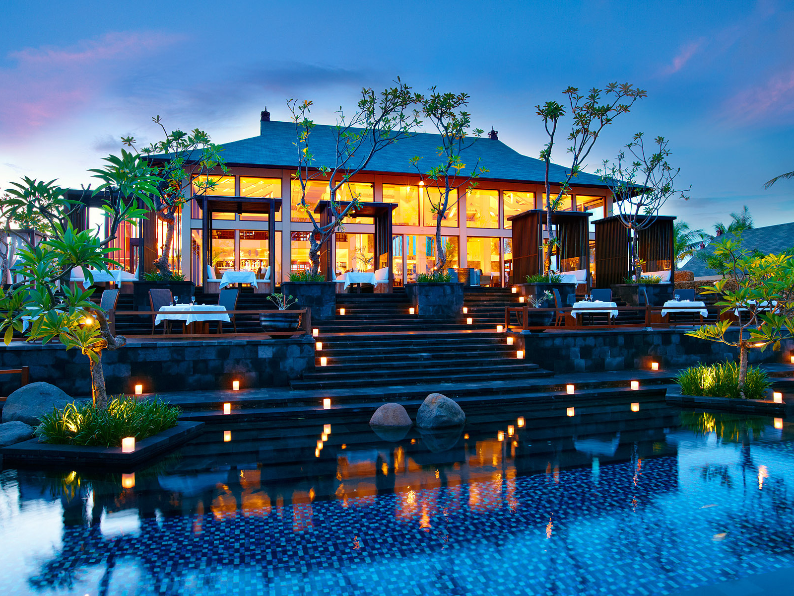 Вечерние огни отеля на Бали
