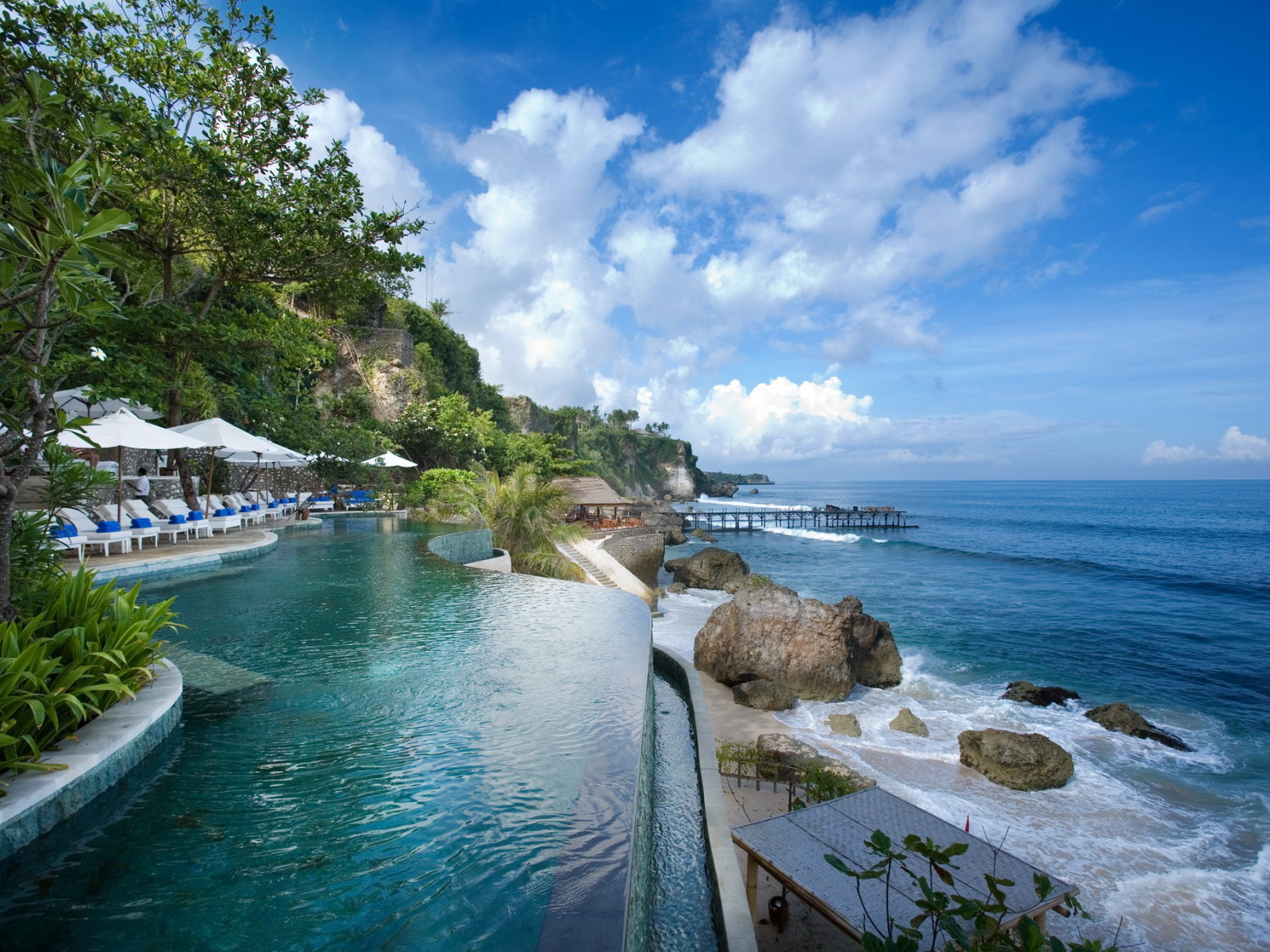 Бассейн у берега на Бали