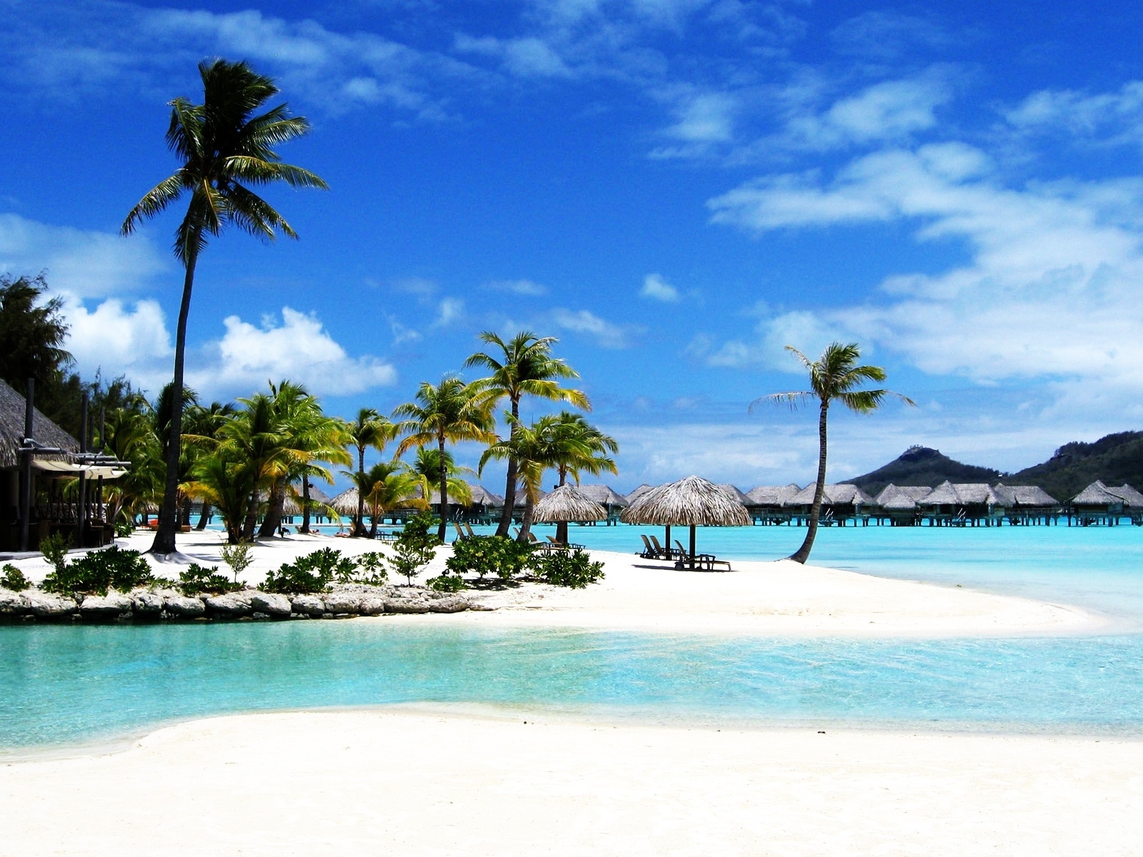 Белый песок на пляже Бали