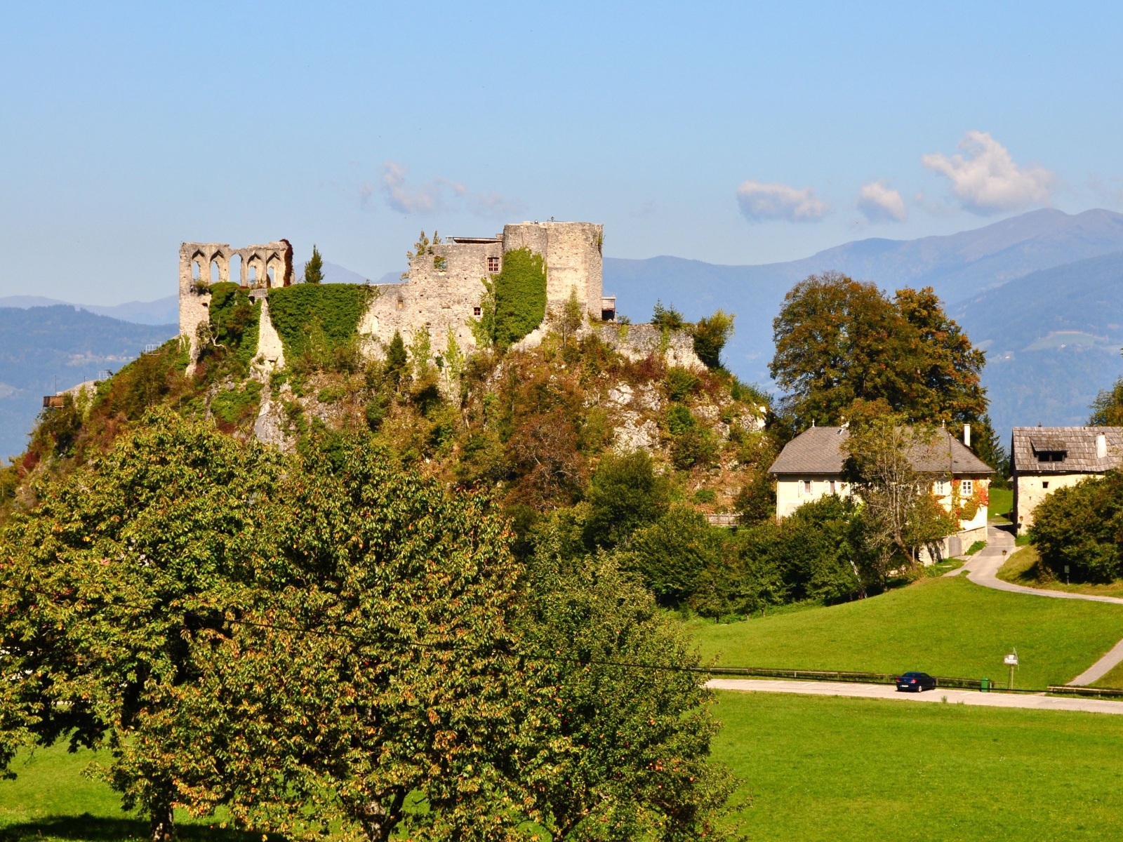 Развалины замка на курорте Фаакер-Зее, Австрия