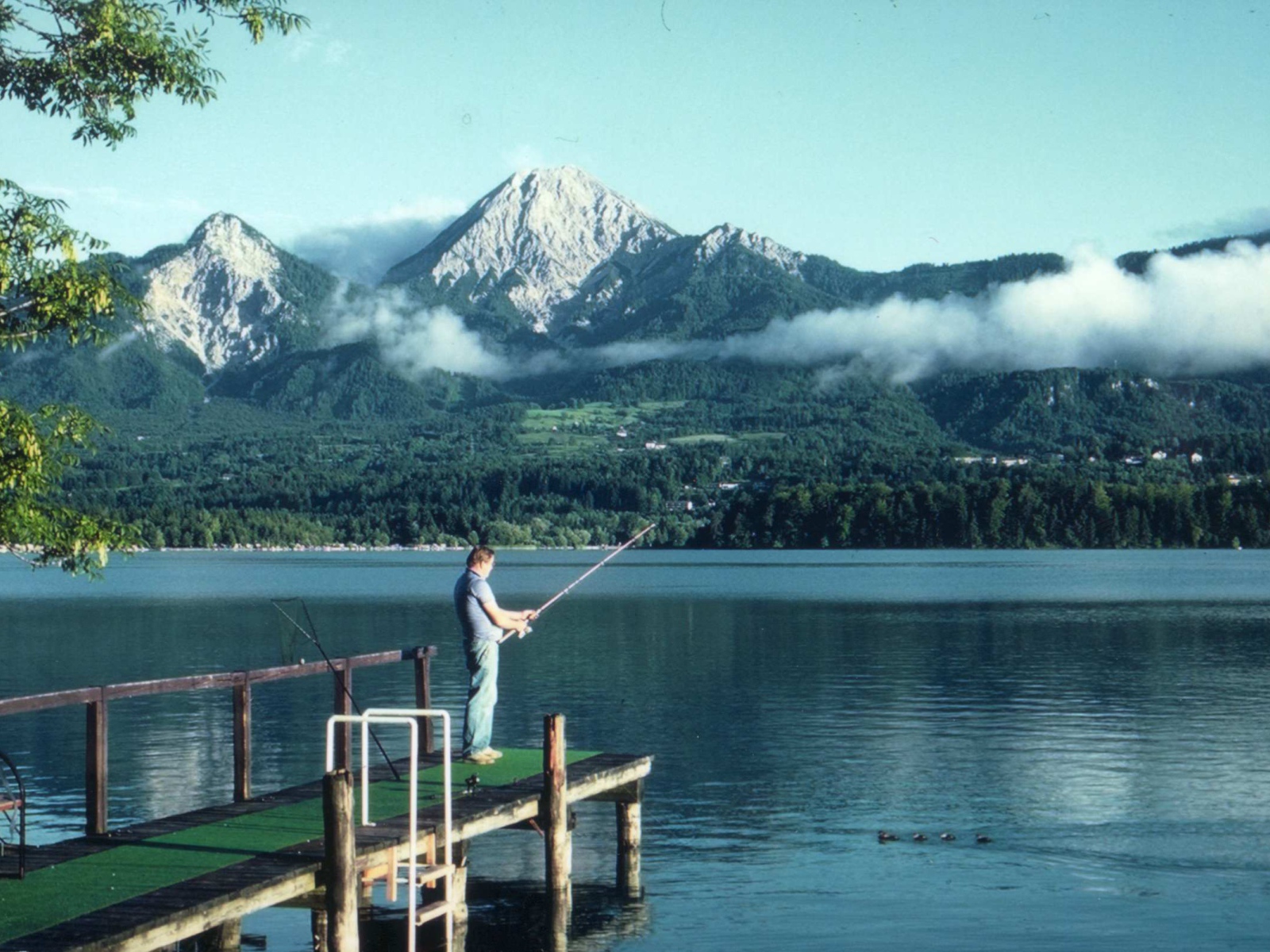 Причал на озере на курорте Фаакер-Зее, Австрия