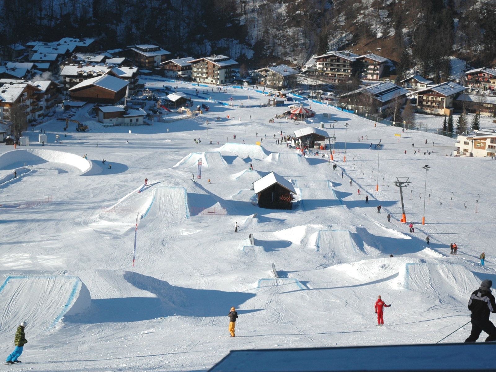 Спуск на лыжах на горнолыжном курорте Заальбах Хинтерглем, Австрия