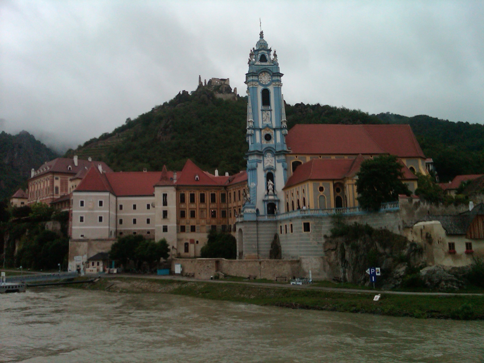 Набережная реки в городе Линц, Австрия