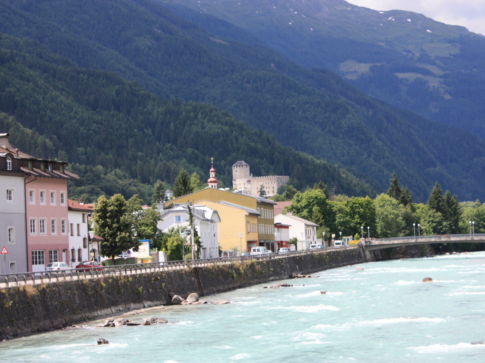 Набережная реки на курорте Лиенц, Австрия