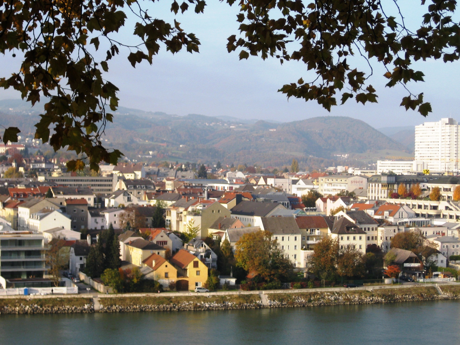 Дома на набережной в городе Линц, Австрия