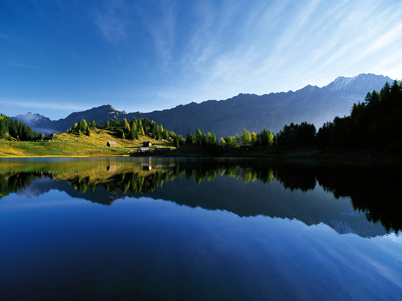 Озеро в горах на курорте Бад Лойперсдорф, Австрия