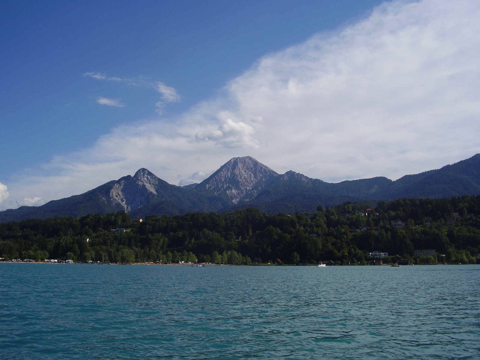 Озеро на фоне гор на курорте Фаакер-Зее, Австрия