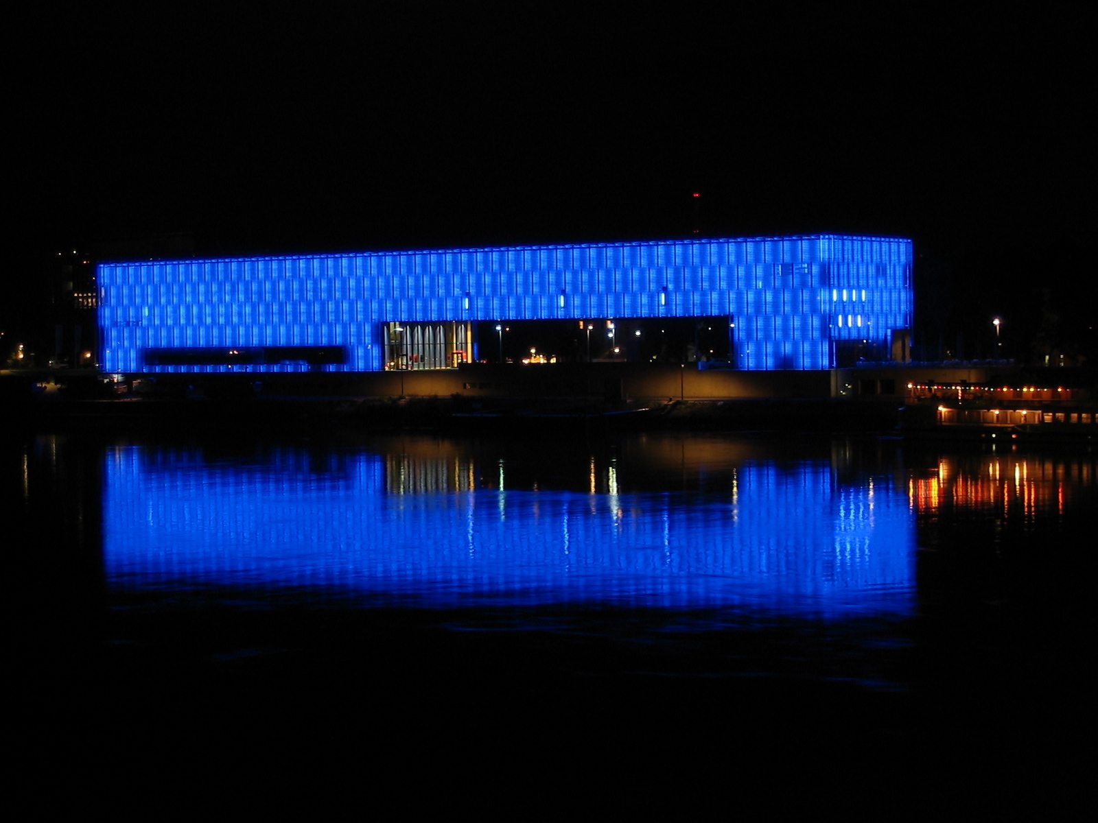 Светящееся здание в городе Линц, Австрия
