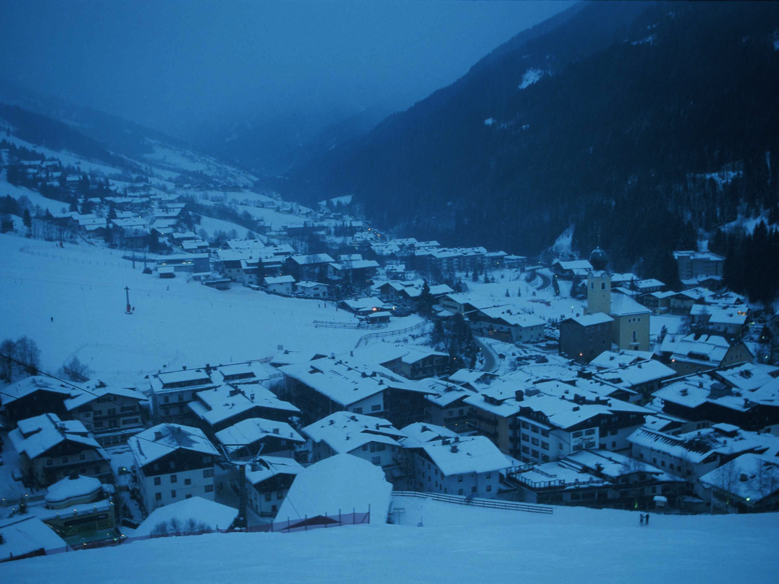 Ночная мгла на горнолыжном курорте Заальбах Хинтерглем, Австрия