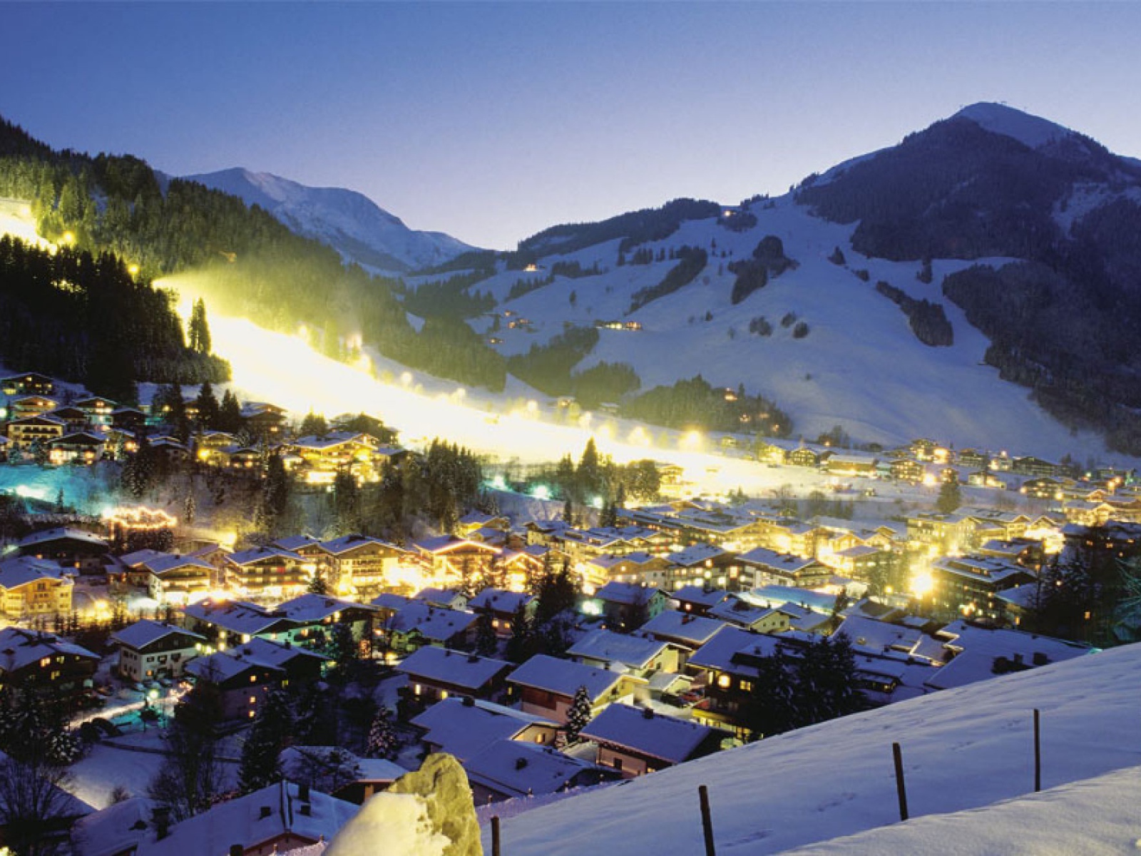 Ночные огни на горнолыжном курорте Заальбах Хинтерглем, Австрия