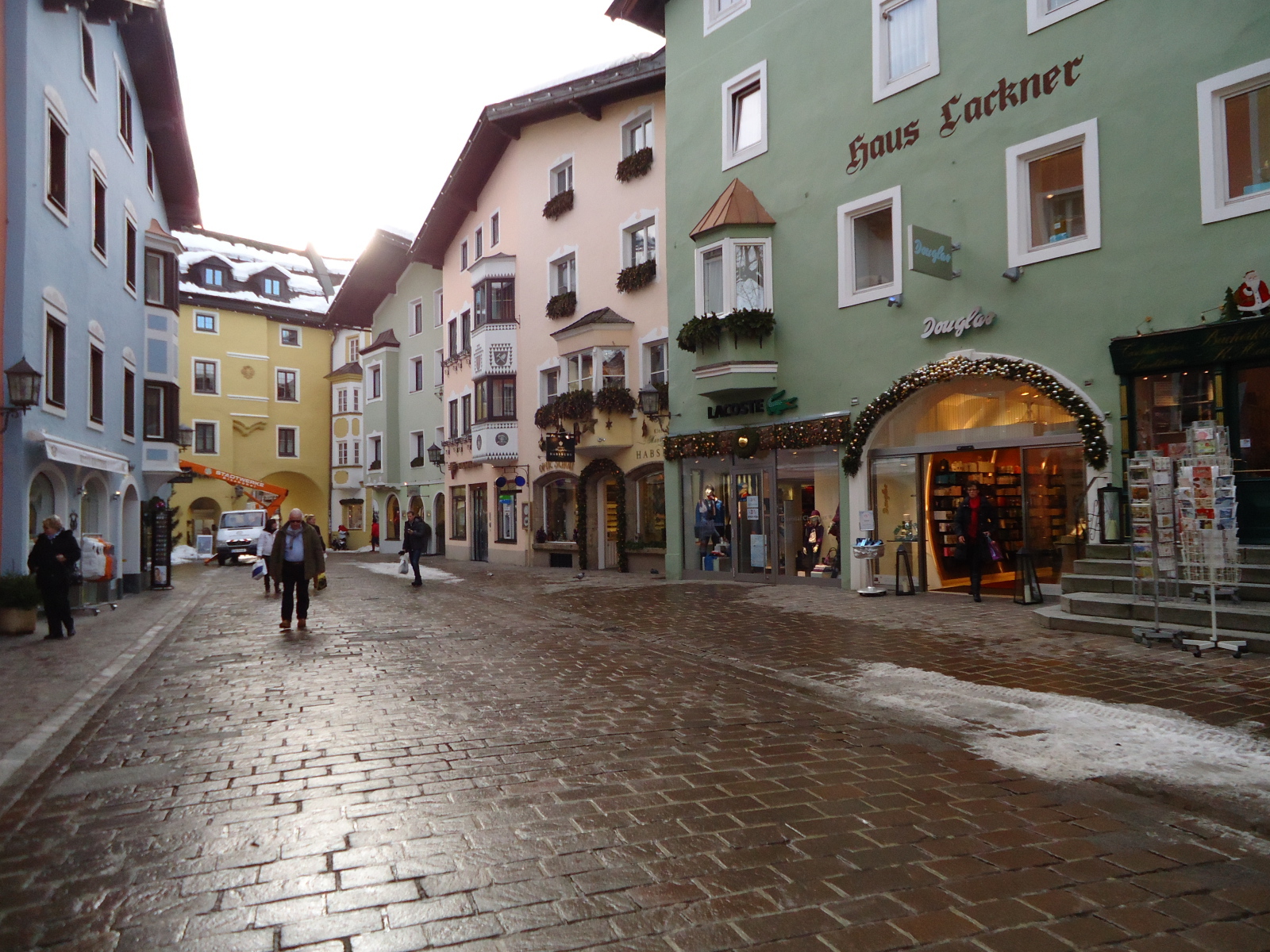 Тихая улочка на курорте Китцбюэль, Австрия