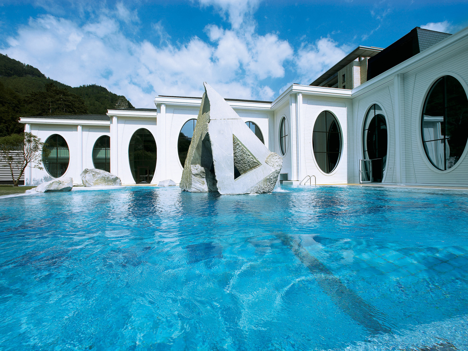 Скульптура в бассейне на курорте Бад Лойперсдорф, Австрия