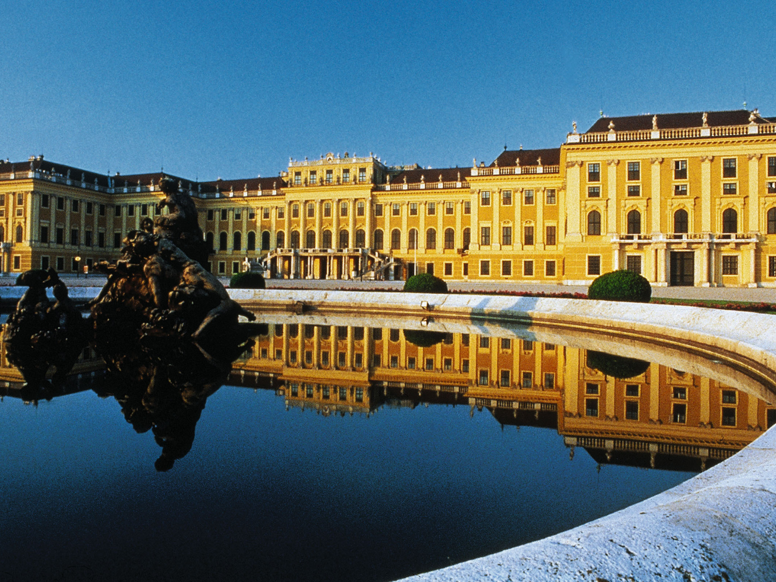 Скульптура среди воды в городе Вена, Австрия