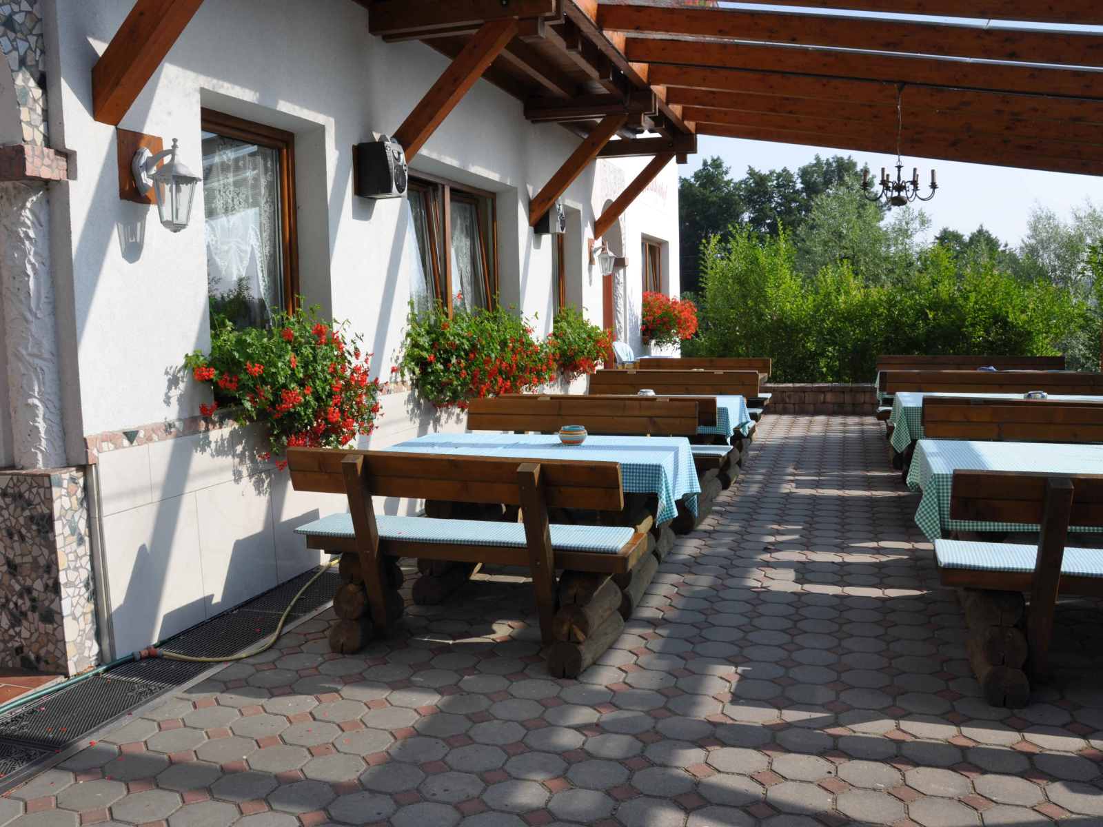 Уличное кафе на курорте Бад Лойперсдорф, Австрия