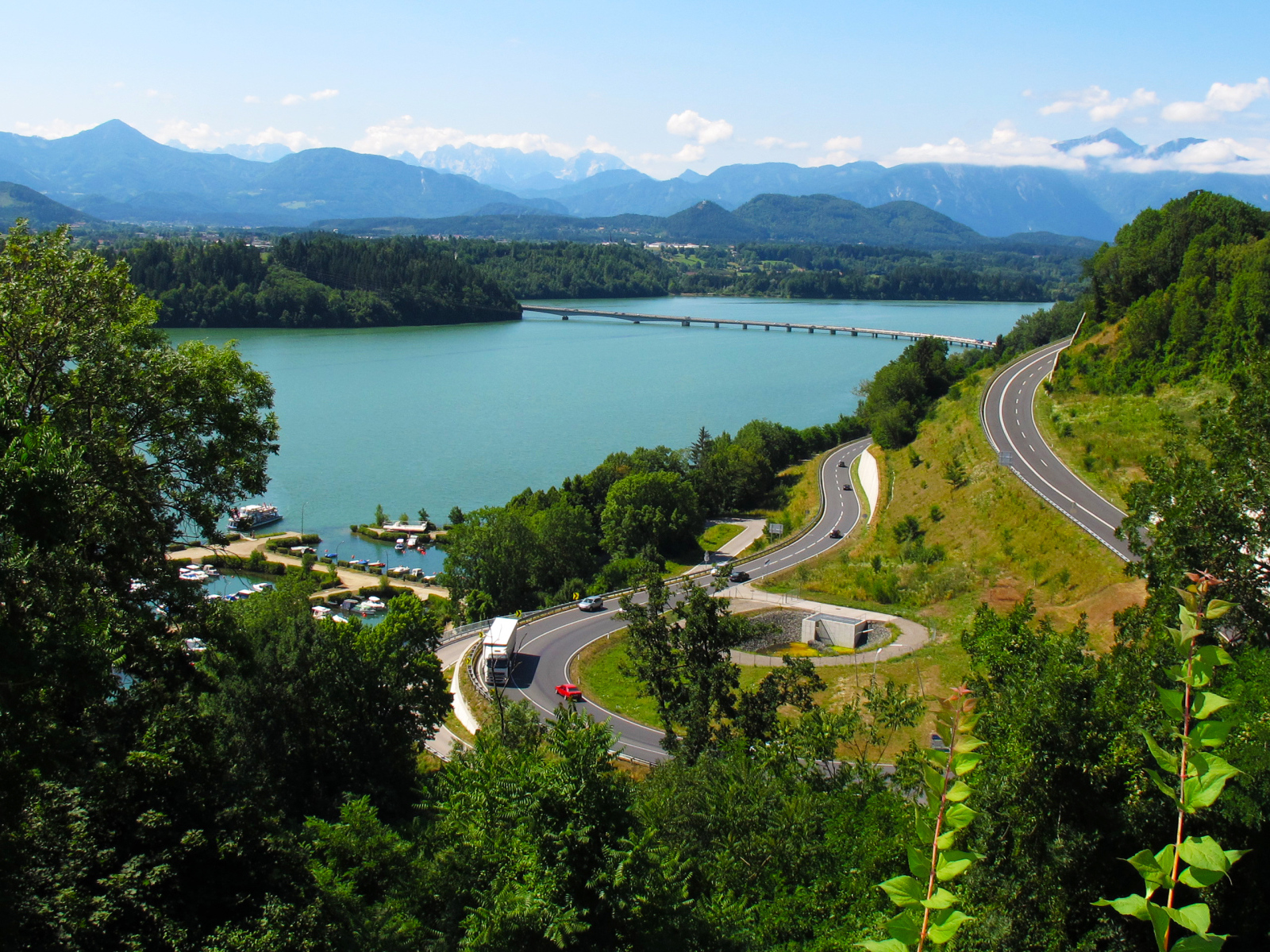 Дорога у побережья озера Клопайнер Зее, Австрия