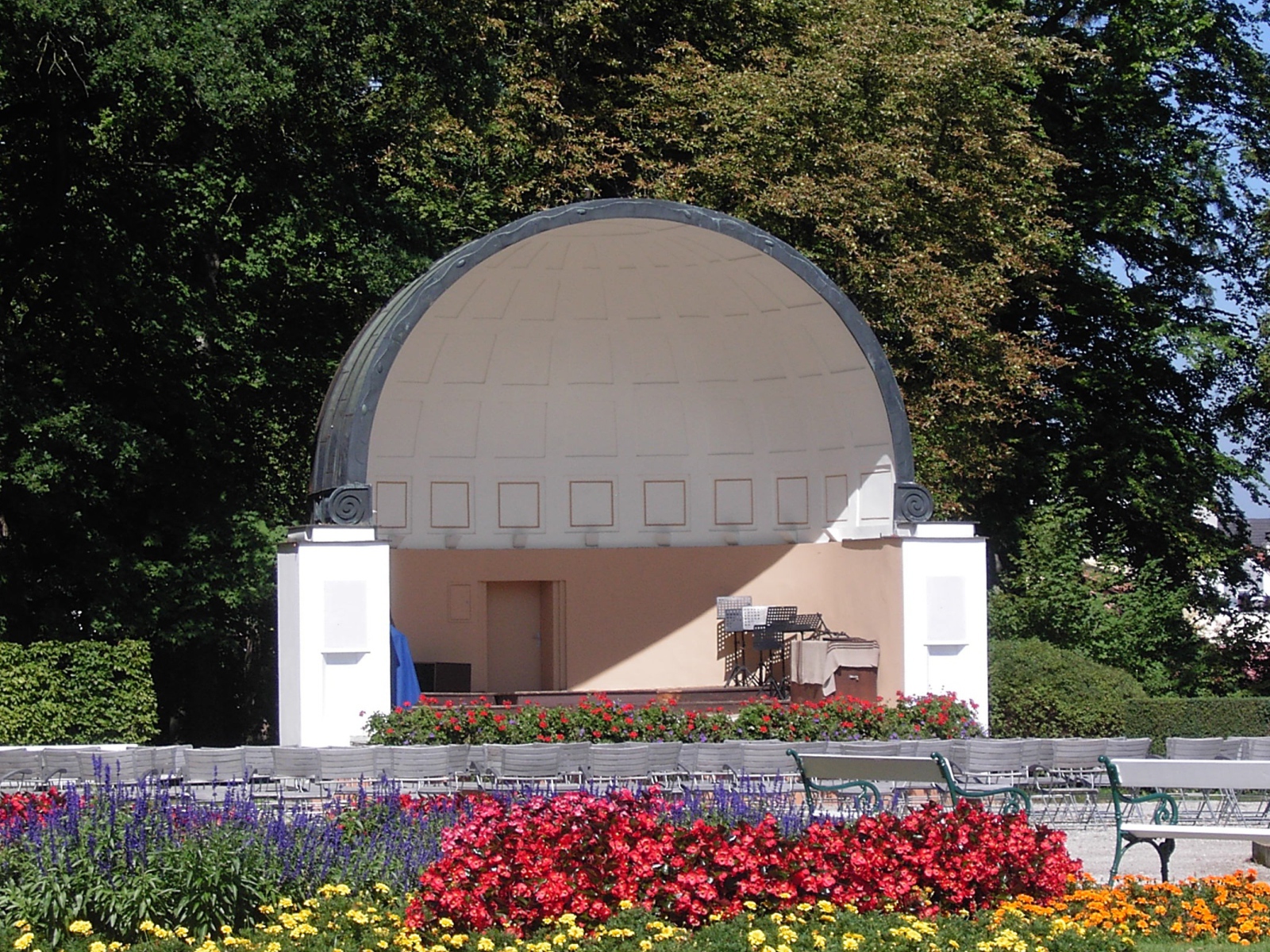 Сцена в парке на курорте Бад Халль, Австрия