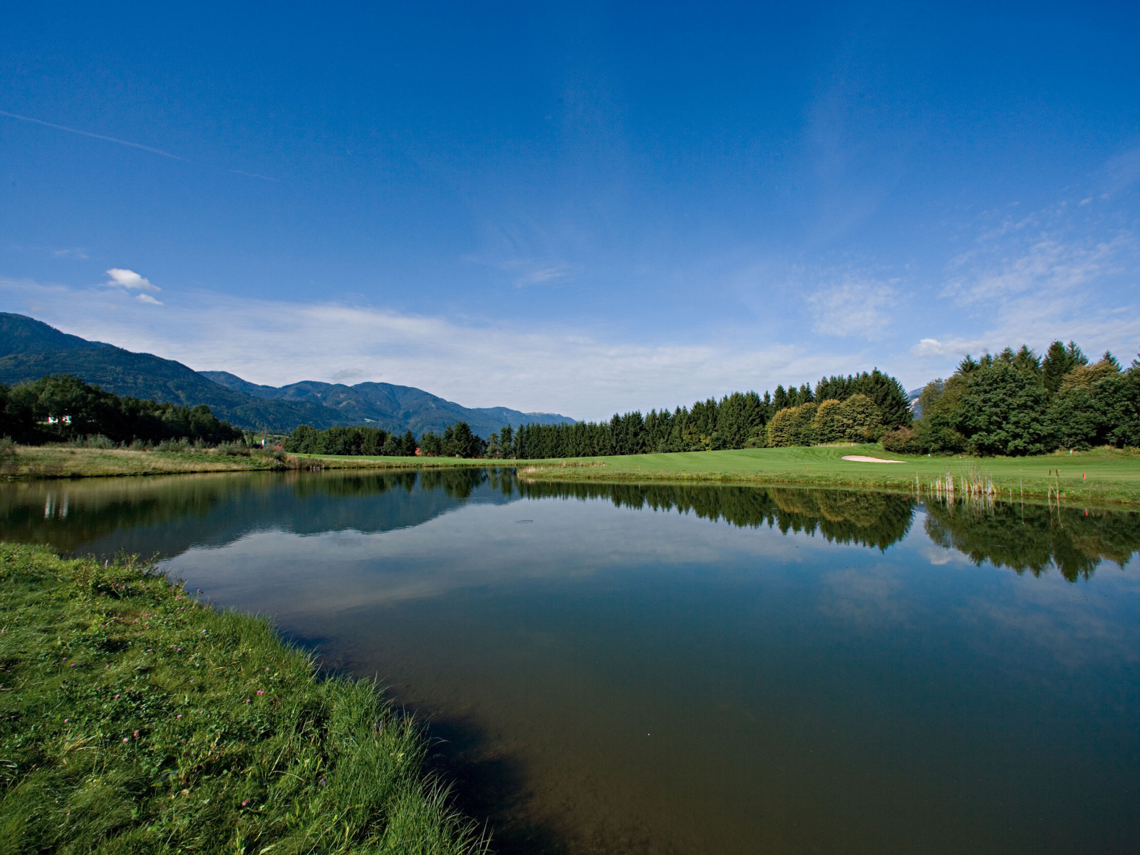 Водная гладь озера на курорте Фаакер-Зее, Австрия