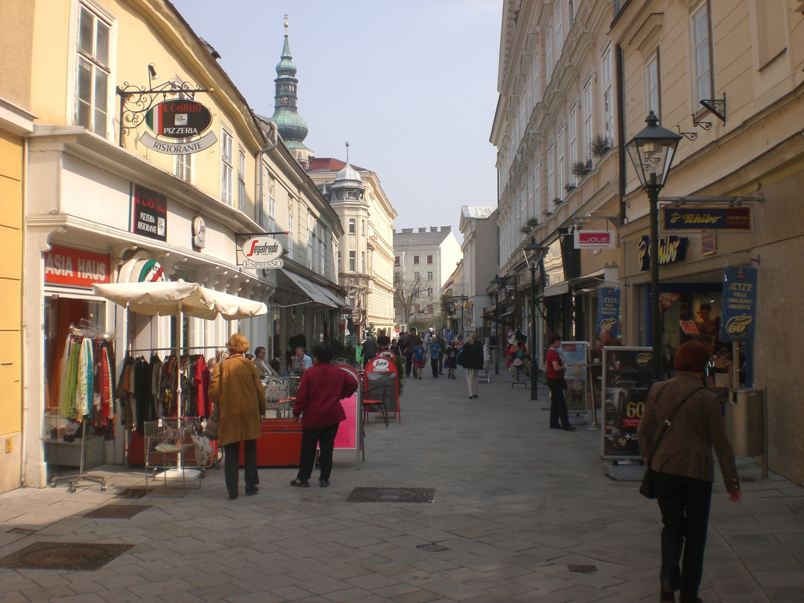 Прогулка по улице на курорте Баден, Австрия