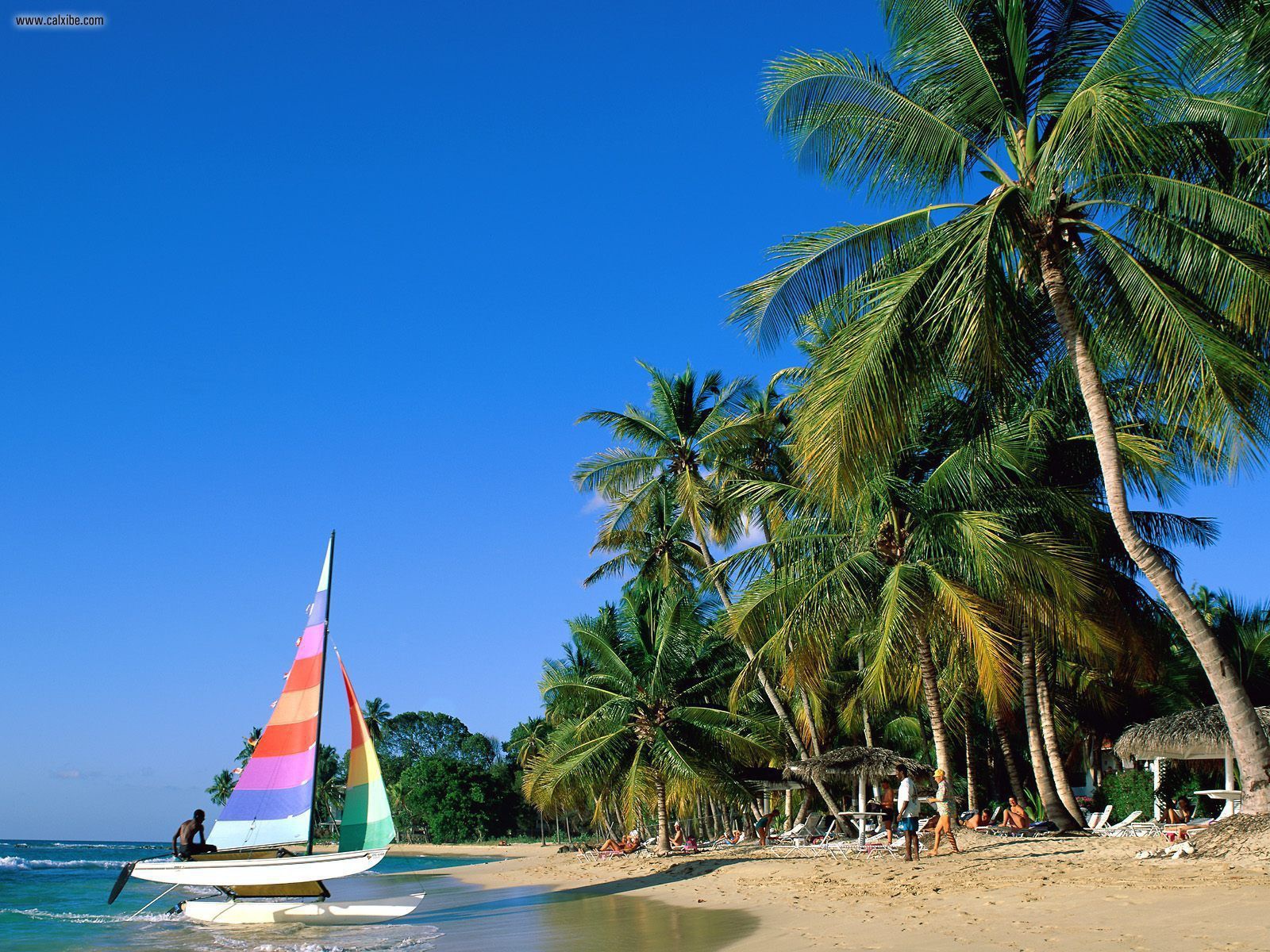 Люди приплывают в Барбадосе