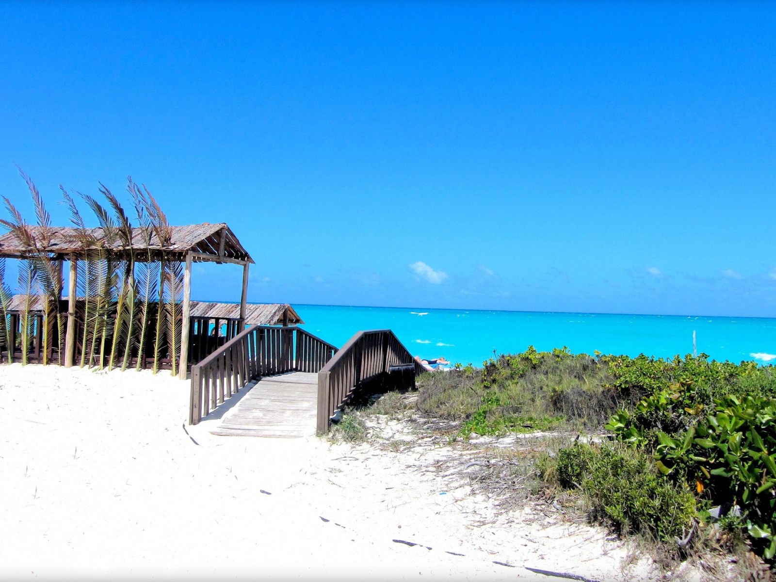 Выход на пляж на курорте Кайо Санта Мария, Куба