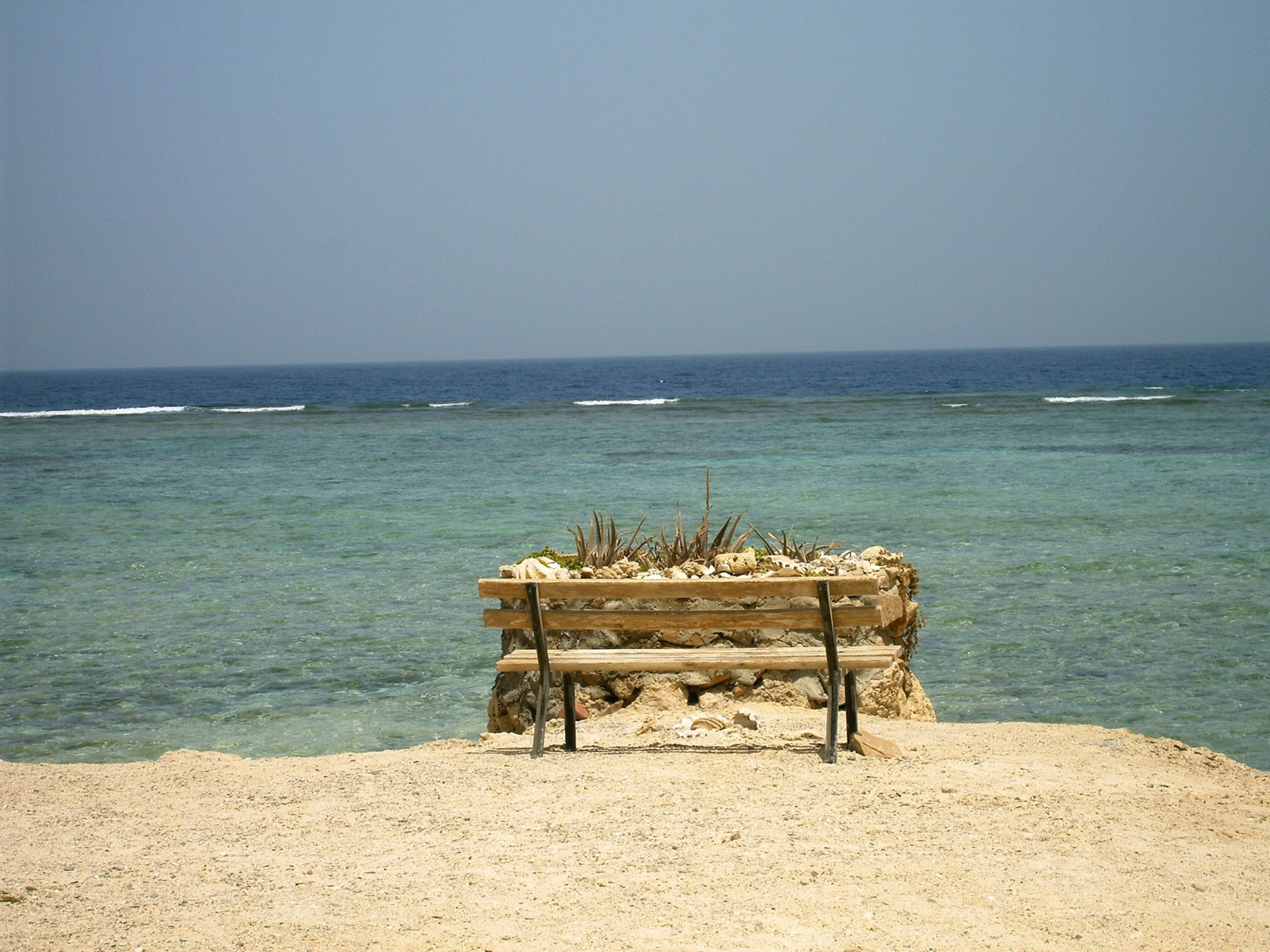 Лавка на пляже на курорте Эль Кусейр, Египет
