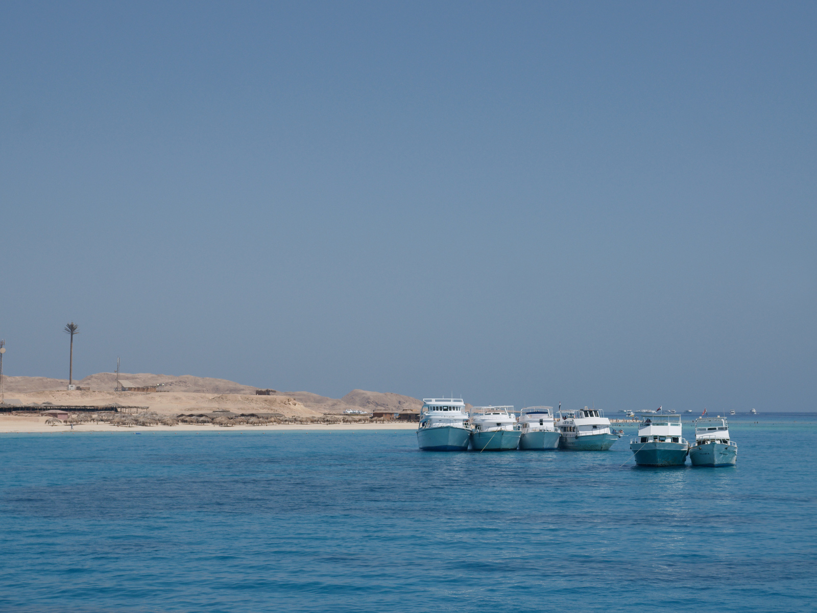 Лодки у побережья на курорте Хургада, Египет