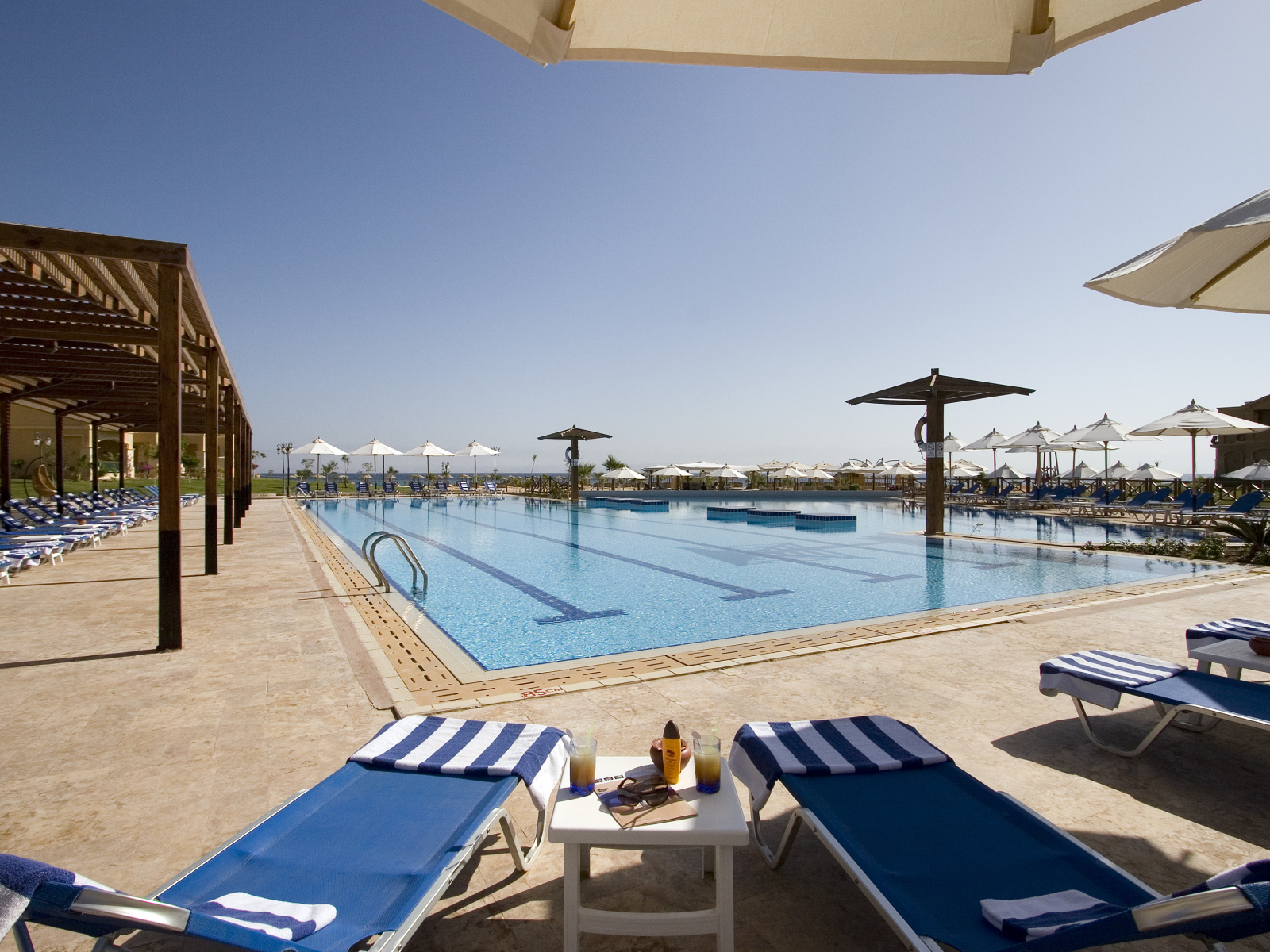 Бассейн в отеле на побережье на курорте Таба, Египет