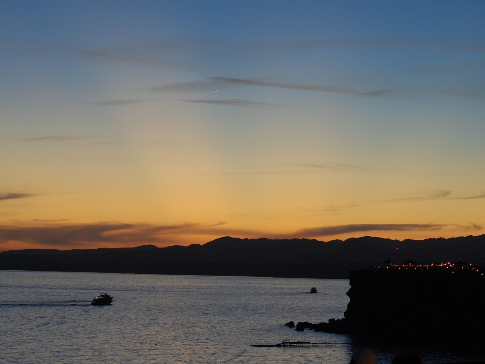 Закат над пляжем на курорте Шарм эль Шейх, Египет