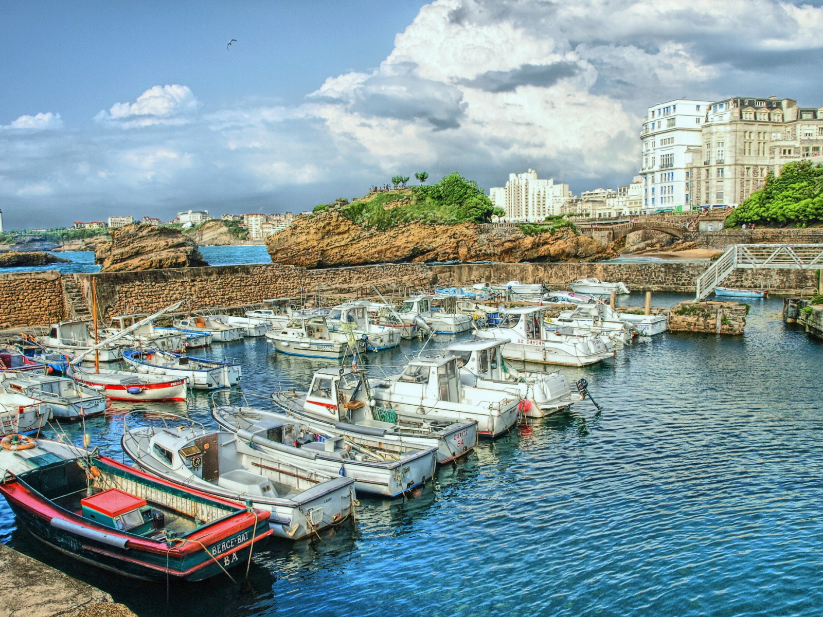 Лодки в порту на курорте Биарриц, Франция