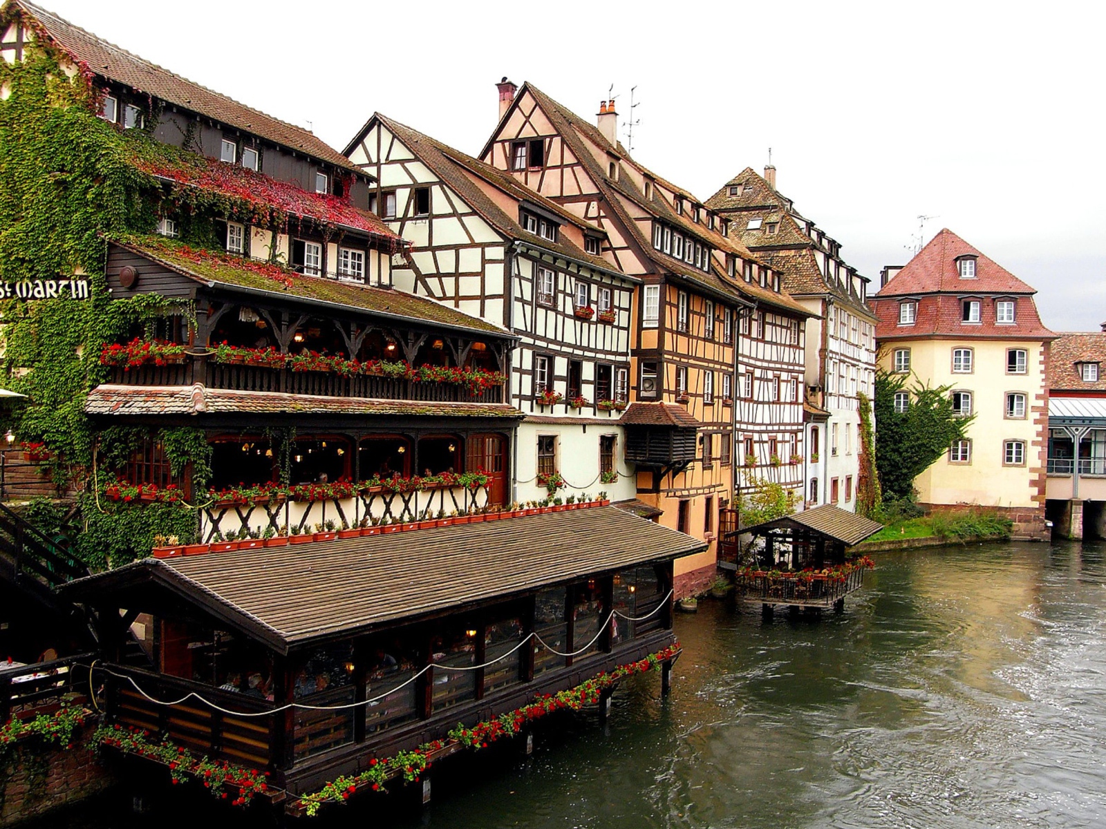 Кафе на набережной в Эльзасе, Франция