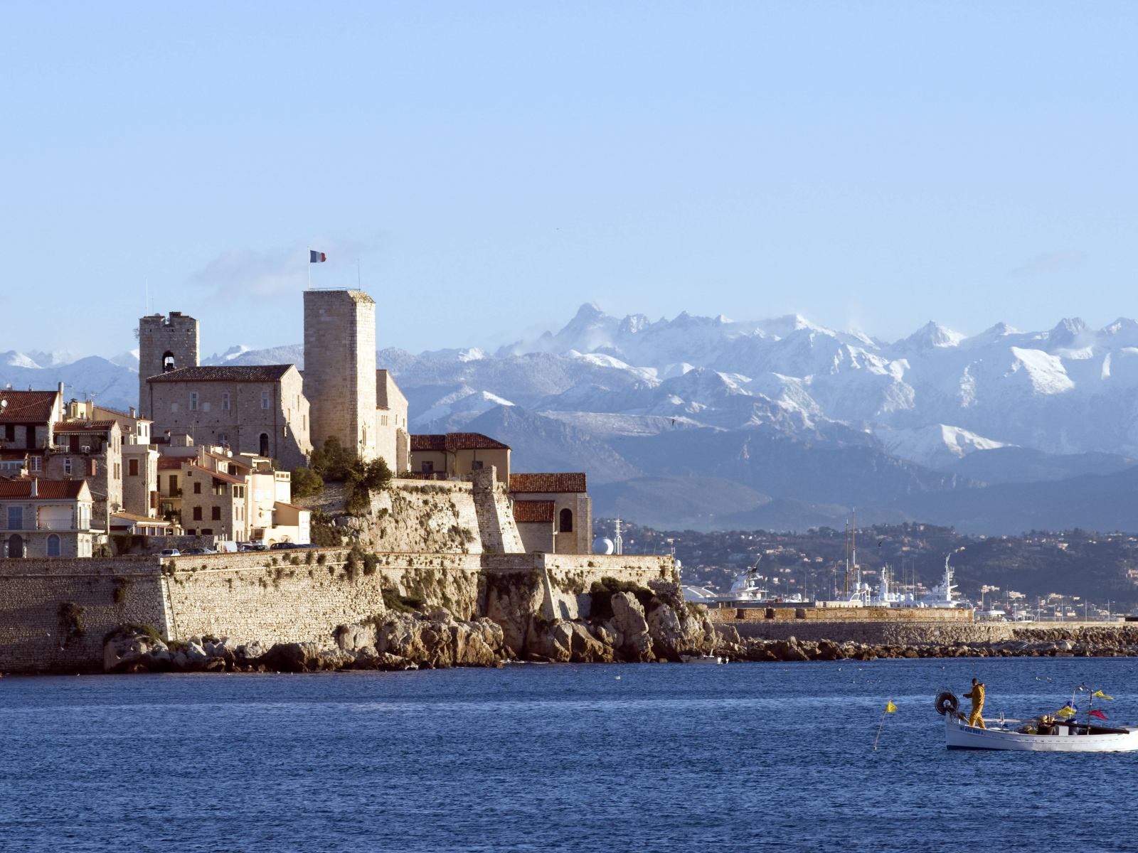 Замок на фоне гор на курорте Антибы, Франция