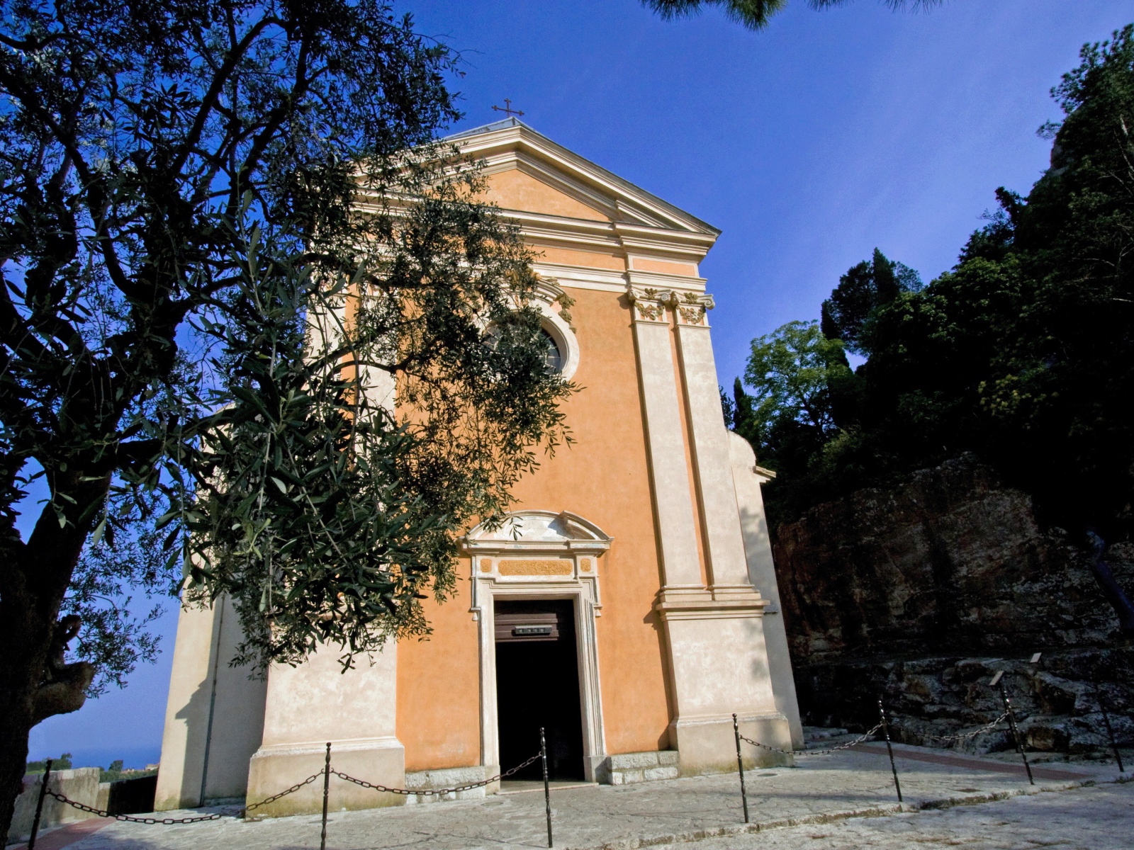 Церковь на курорте Эз, Франция