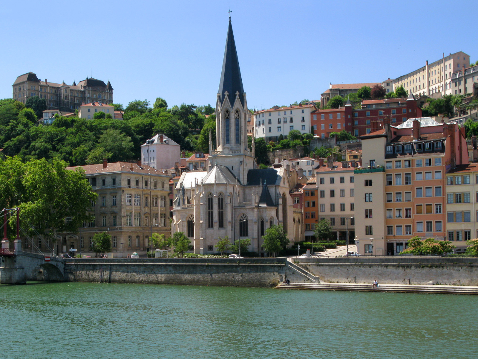 Церковь на набережной в городе Лион, Франция