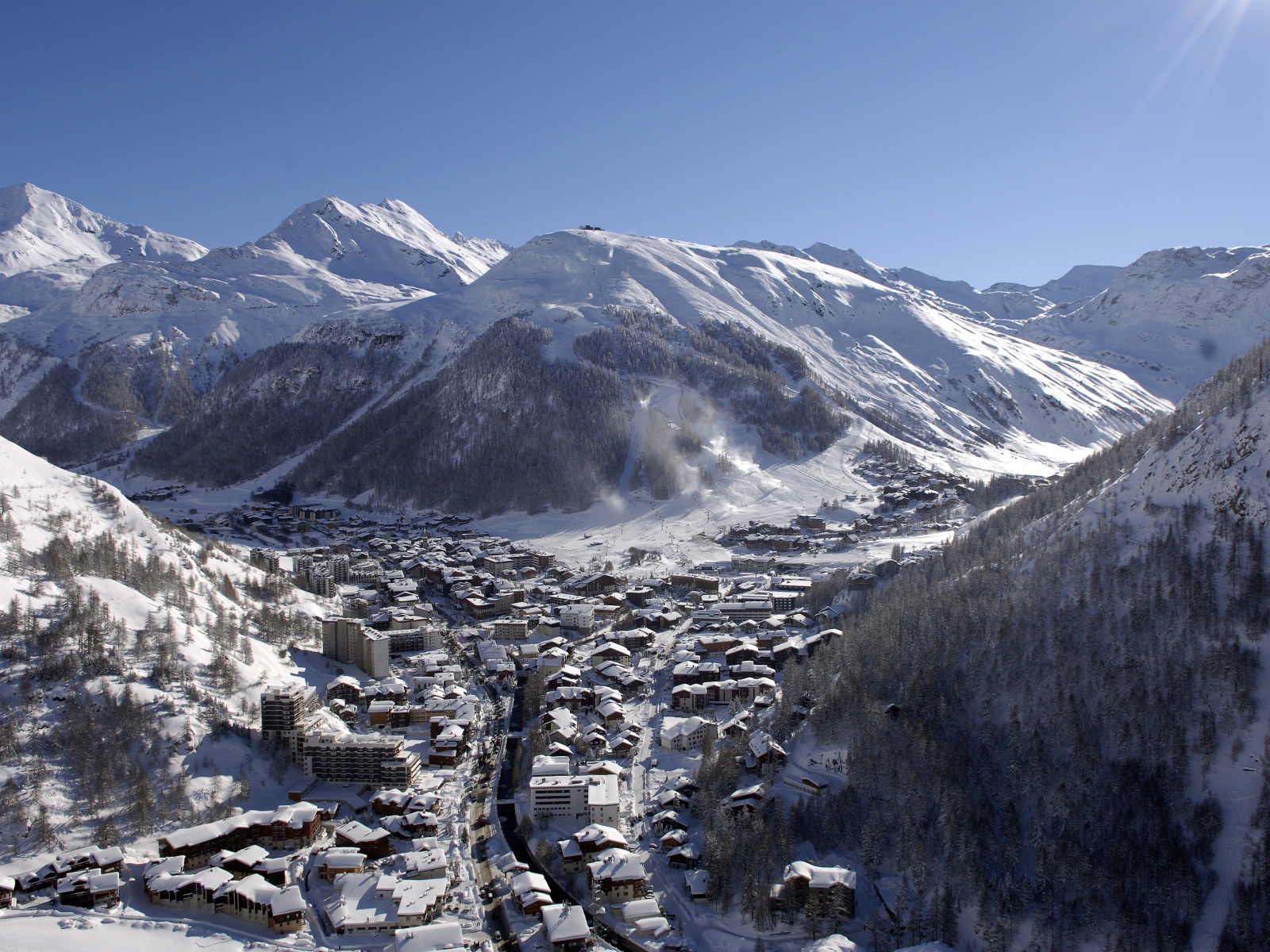 Город на горнолыжном курорте Валь д'Изер, Франция