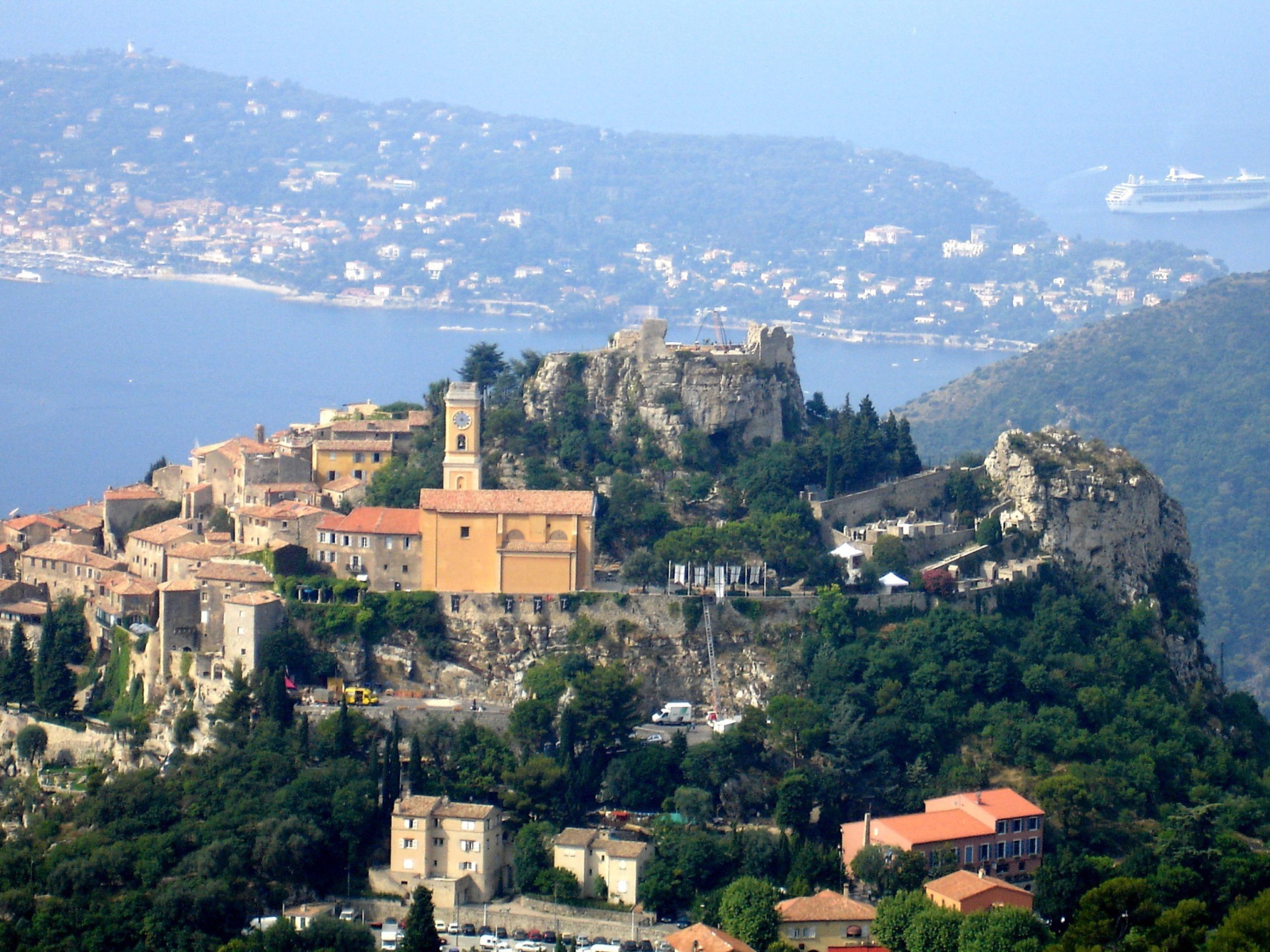 Город на фоне залива на курорте Эз, Франция