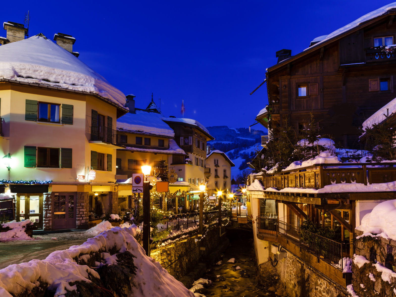 Городская улица на горнолыжном курорте Межев, Франция