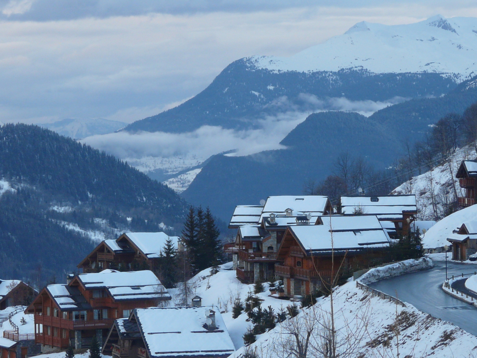 Городская улица на горнолыжном курорте Мерибель, Франция