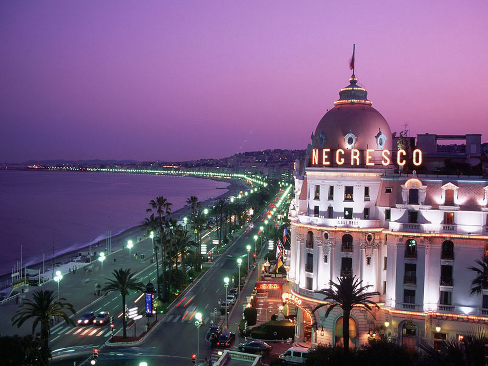 Вечер на набережной в городе Ницца, Франция