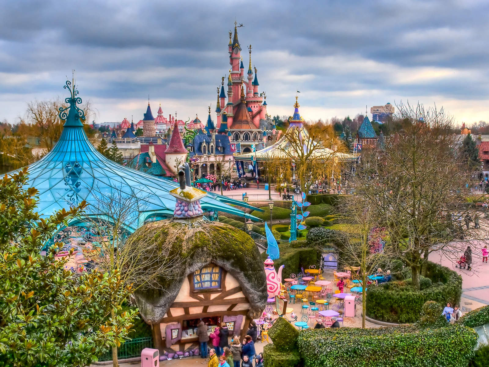 Сказочные постройки в Диснейленде, Франция