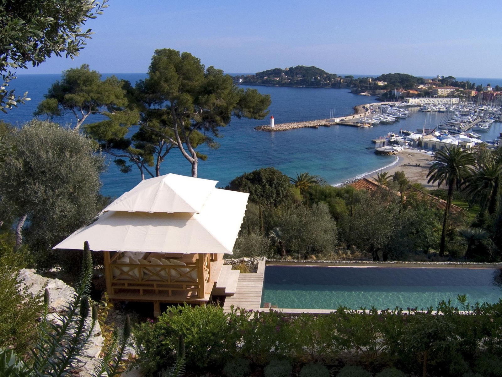 Беседка на побережье на курорте Сен-Жан-Кап-Ферра, Франция