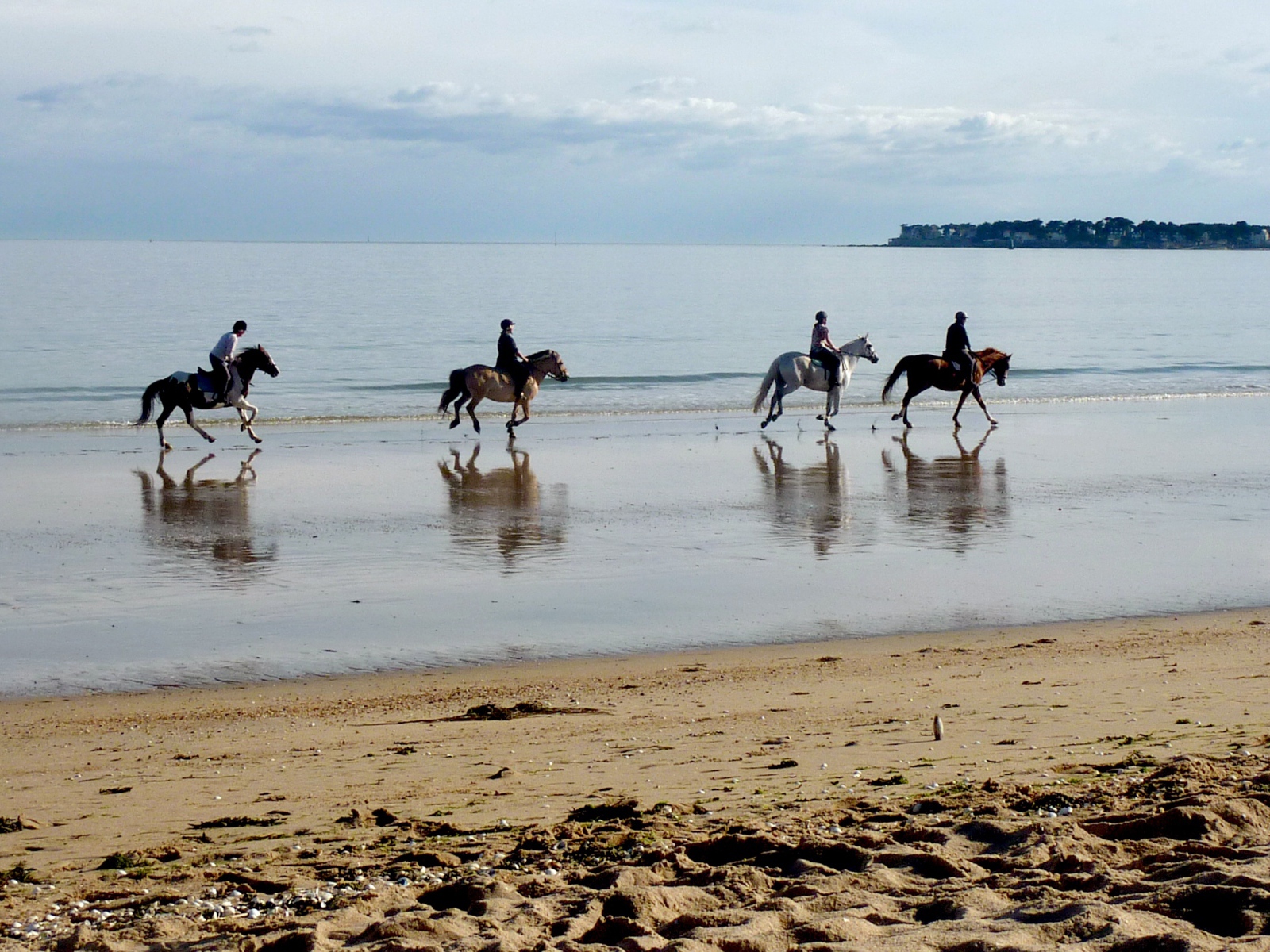 Конная прогулка на курорте Ла Боль, Франция