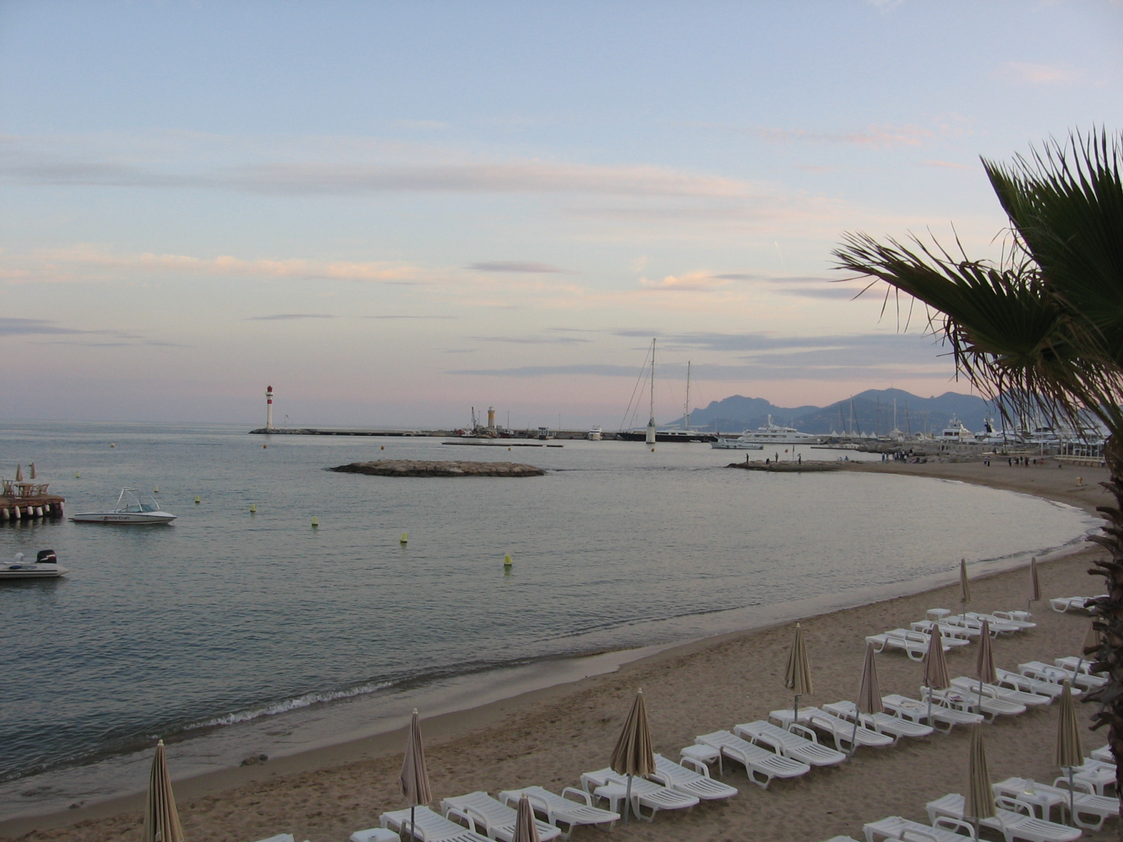 Пляж на курорте Мирамар Круести, Франция