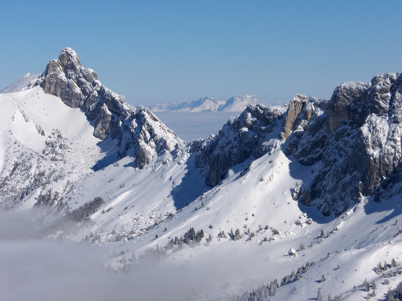 Горные вершины на курорте Виллар-де-Ланс, Франция