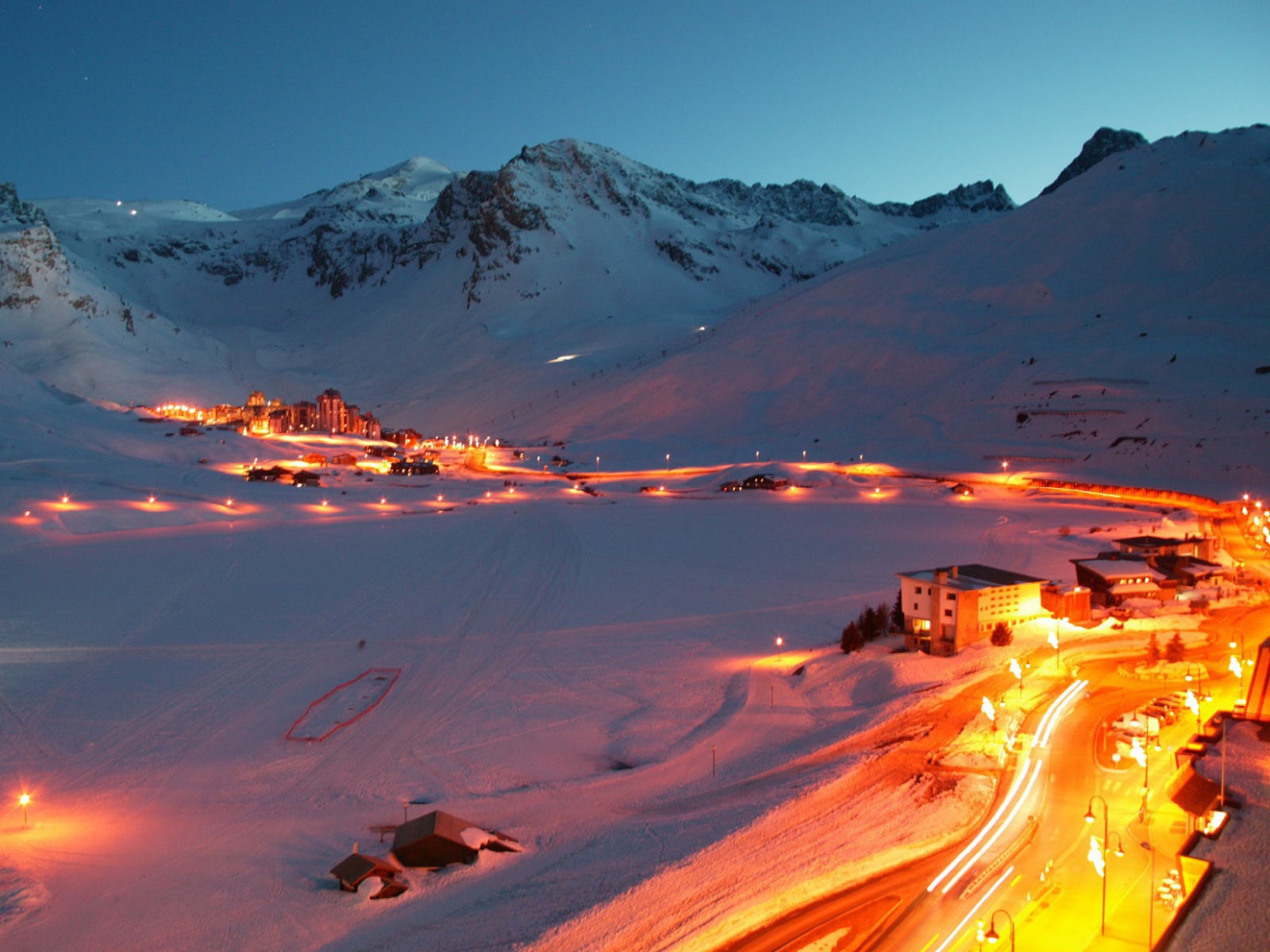 Ночное сияние на горнолыжном курорте Тинь, Франция