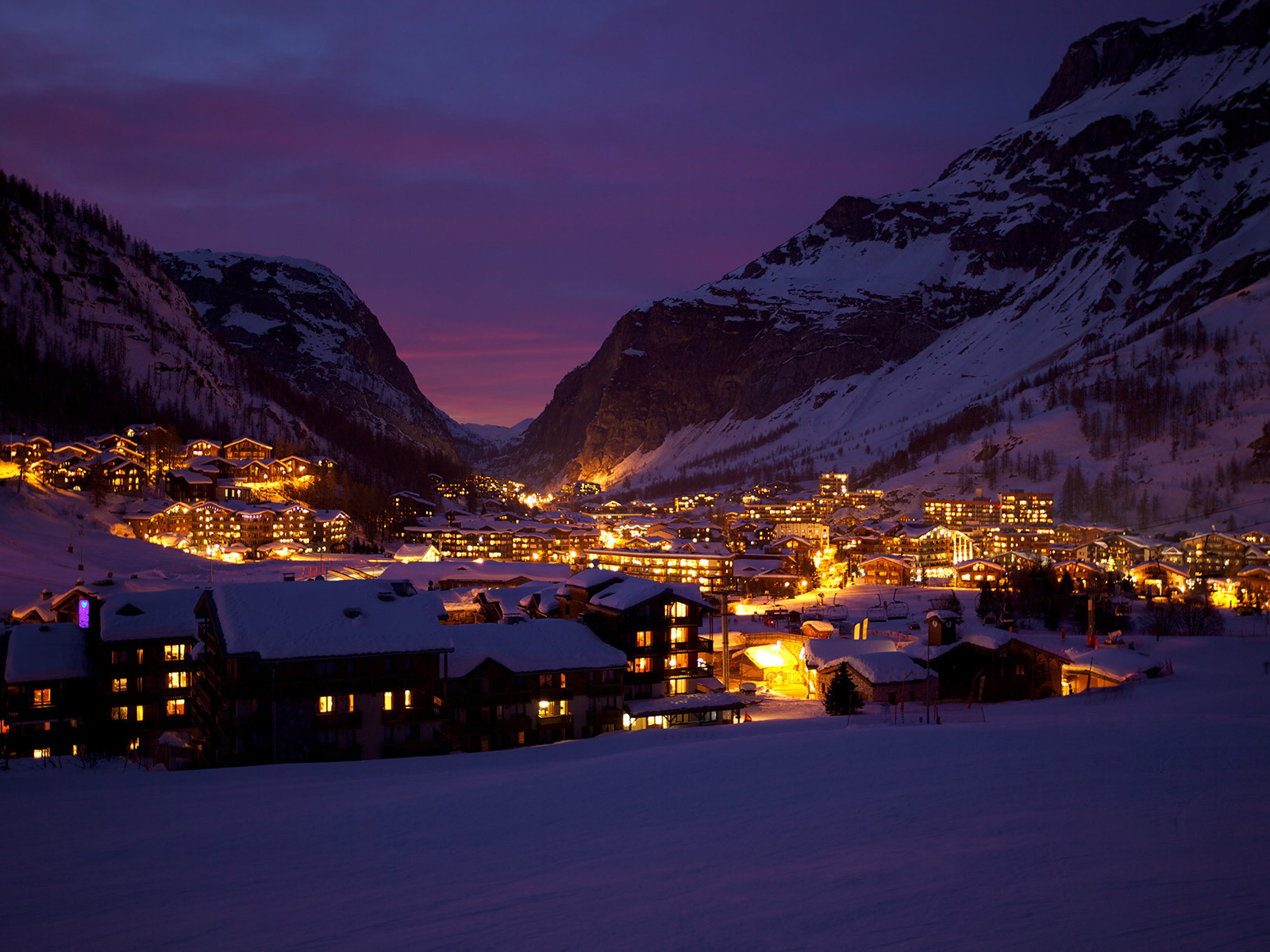 Ночные огни на горнолыжном курорте Валь д'Изер, Франция