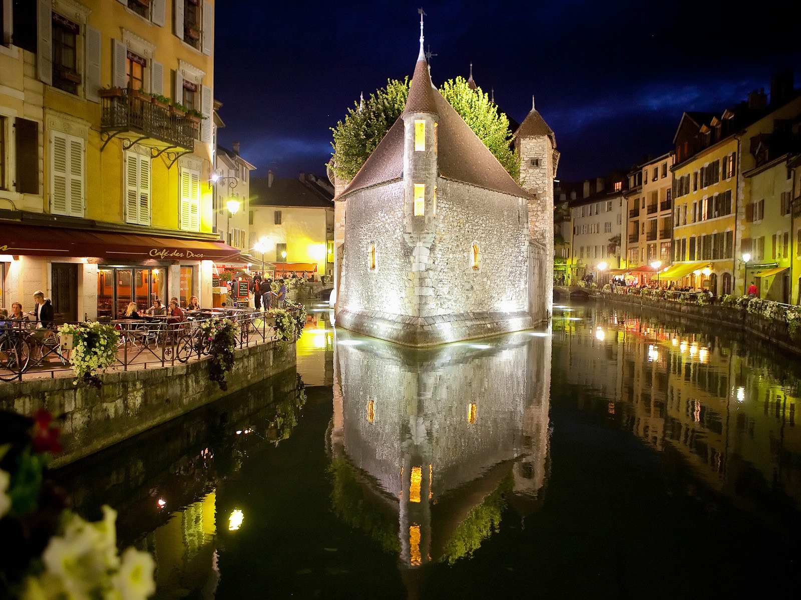 Ночные огни в городе Аннеси, Франция