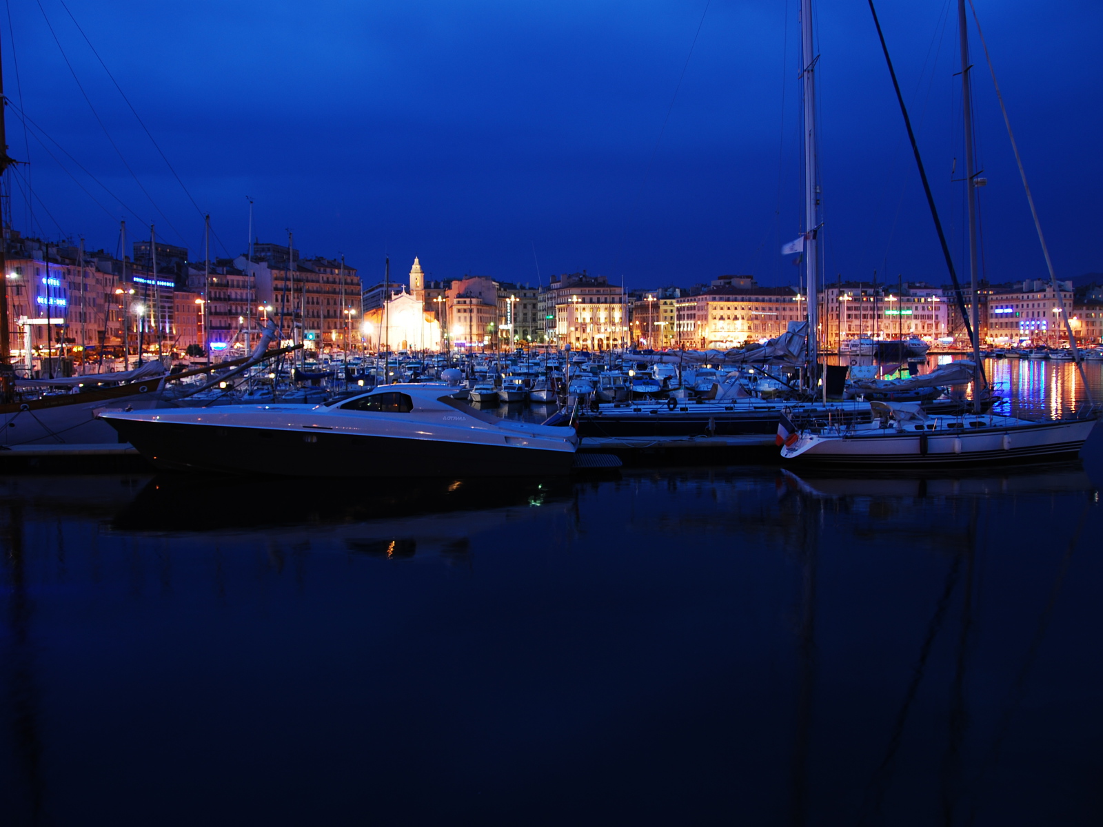 Ночные огни в порту в городе Марсель, Франция