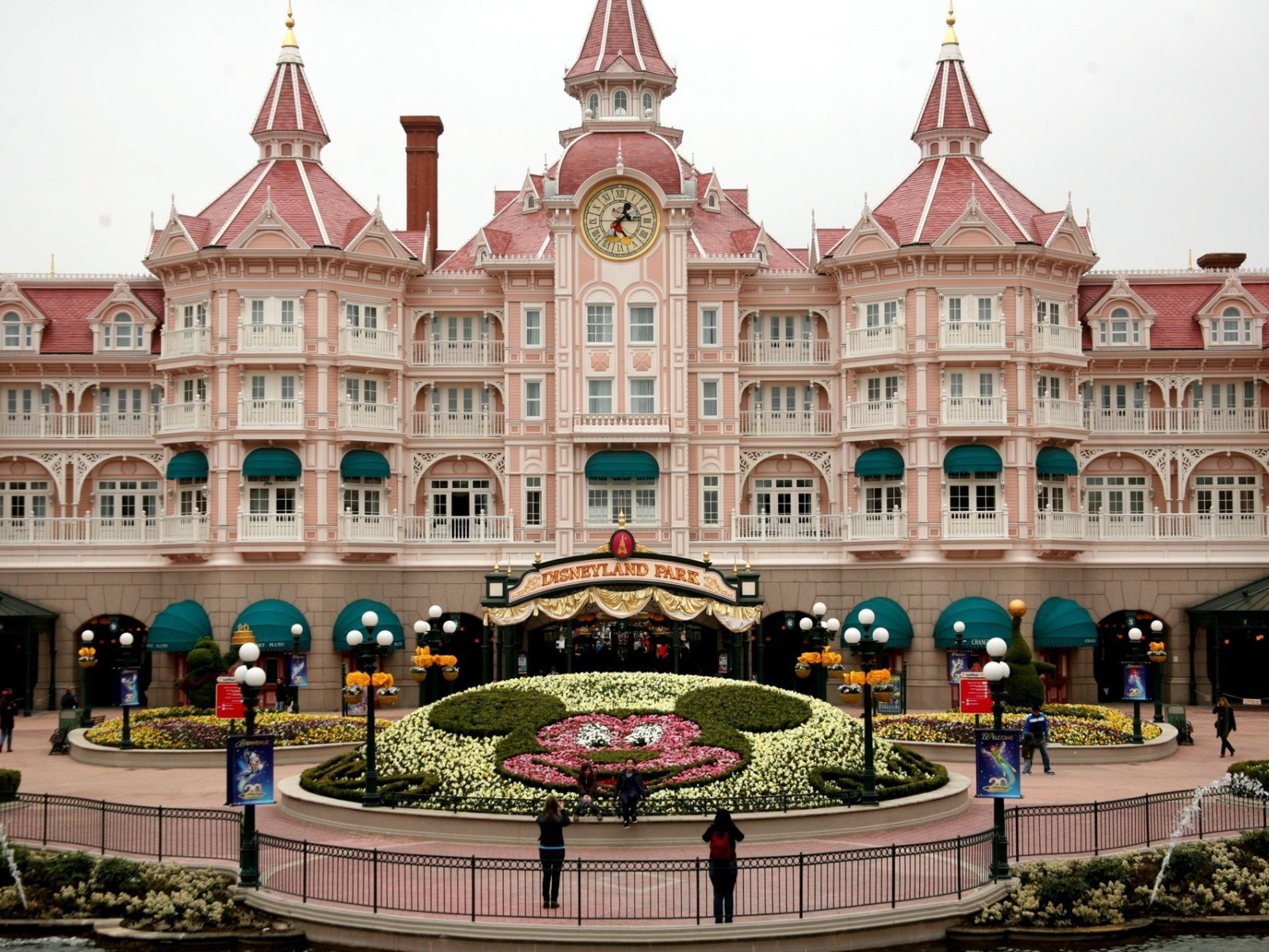 Розовый замок в Диснейленде, Франция