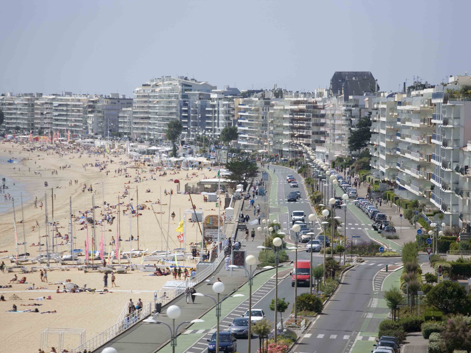 Набережная на курорте Ла Боль, Франция