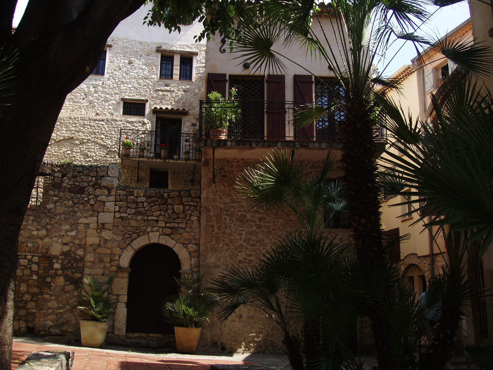 Тихий дворик на курорте Антибы, Франция